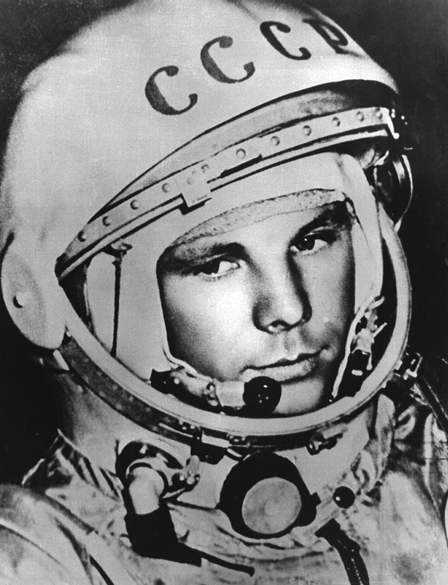 <p><strong>12 de Abril de 1961</strong> – Yuri Gagarin com o traje espacial</p>