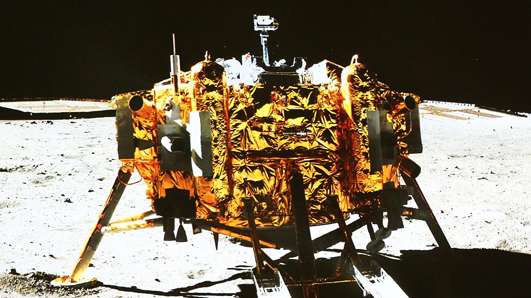 Primeira foto feita pelo robô Yu Tu (Coelho de Jade), mostrando a sonda Chang'e-3 na superfície lunar