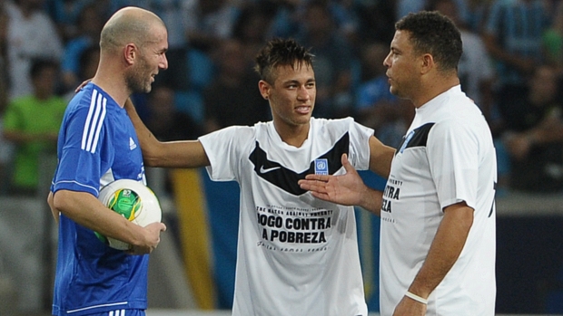 Zidane, Neymar e Ronaldo conversam antes do início do amistoso na Arena do Grêmio