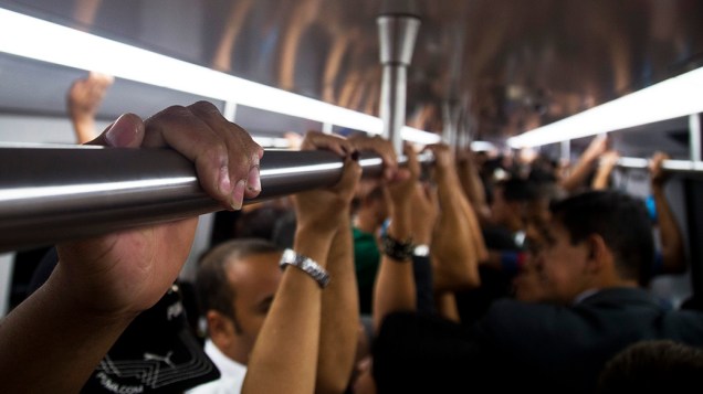 Foliões pegam o metrô para chegar ao local do bloco de Carnaval, no Rio de Janeiro
