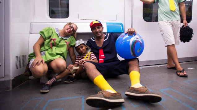 Foliões pegam o metrô para chegar ao local do bloco de Carnaval, no Rio de Janeiro