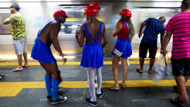 Foliões colorem o metrô do Rio de Janeiro para chegar aos blocos de Carnaval