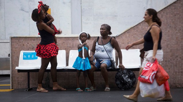 Foliões esperam o metrô no Rio de Janeiro para chegar ao bloco de Carnaval
