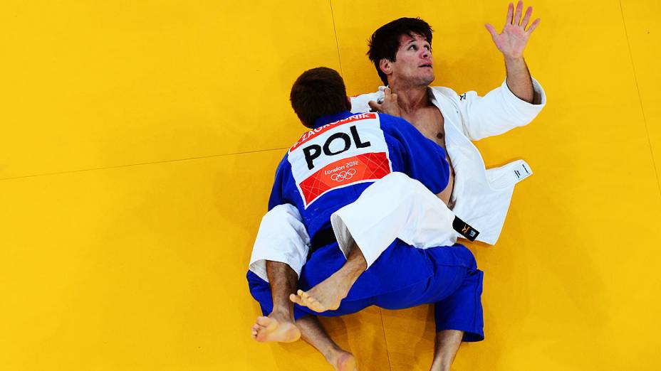 Leandro Cunha (de branco) durante combate em que perdeu para o polonês Pawel Zagrodnik logo na primeira luta, em 29/07/2012