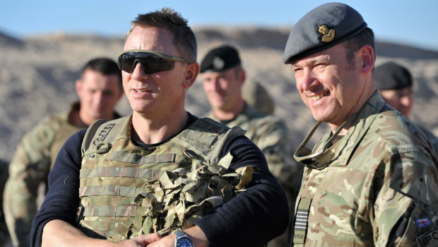 O ator Daniel Craig em visita à base militar da Inglaterra no Afeganistão