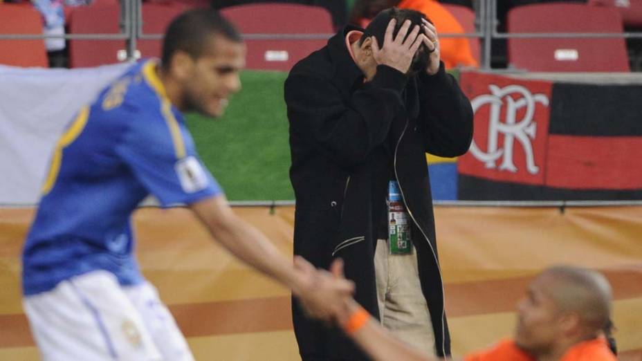 Dunga irritado durante jogo entre Brasil e Holanda, nas quartas de final da Copa de 2010