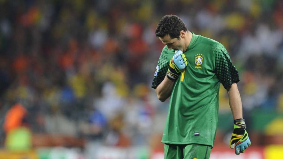 Júlio Cesar lamenta a derrota para a Holanda na Copa do Mundo de 2010