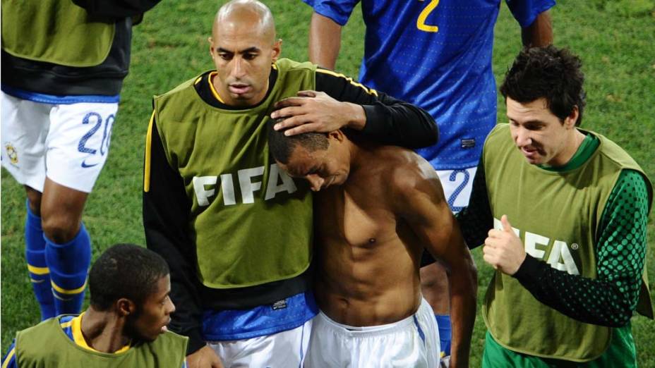 Gilberto Silva é consolado por colegas após a derrota para a Holanda