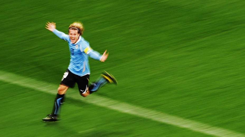 Diego Forlan comemora gol durante partida entre Holanda e Uruguai pelas Semifinais da Copa da África do Sul