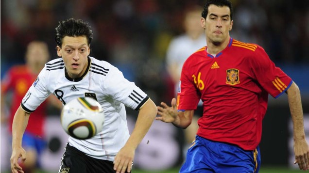 Lance entre Ozil e Sergio Busquets durante a partida Alemanha e Espanha pela Semifinal da Copa da África do Sul