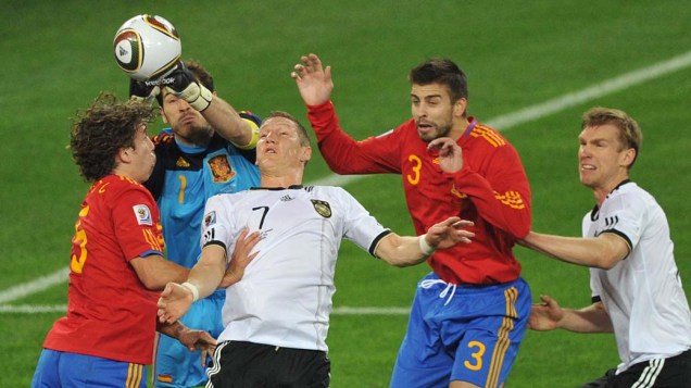 Goleiro espanhol Iker Casillas em lance com Schweinsteiger, Mertesacker, Puyol e Pique durante a partida Alemanha e Espanha pela Semifinal da Copa da África do Sul