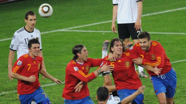Puyol comemora gol da Espanha contra a Alemanha pela Semifinal da Copa da África do Sul