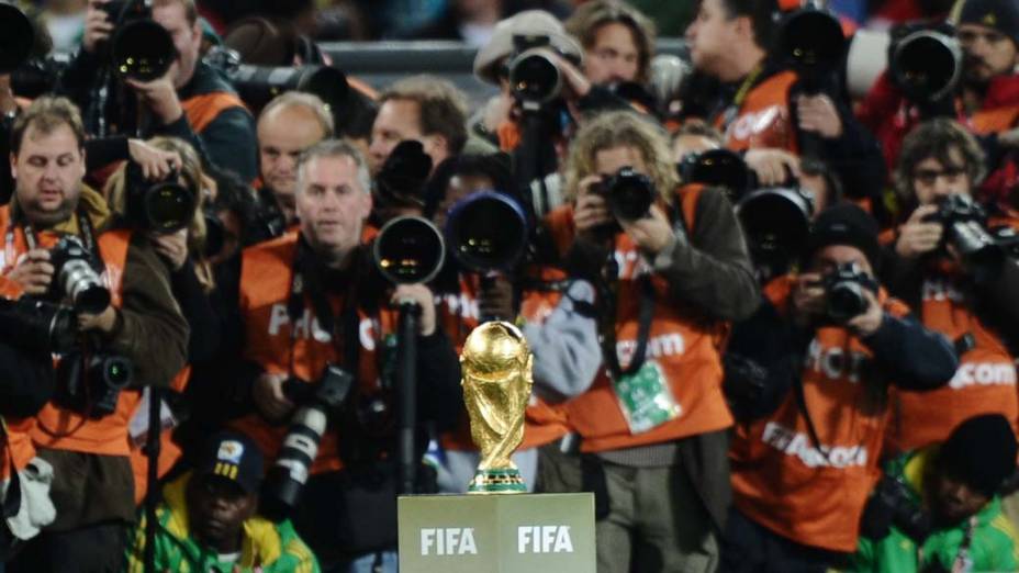 Fotógrafos registram o troféu da Copa do Mundo antes da Final entre Holanda e Espanha