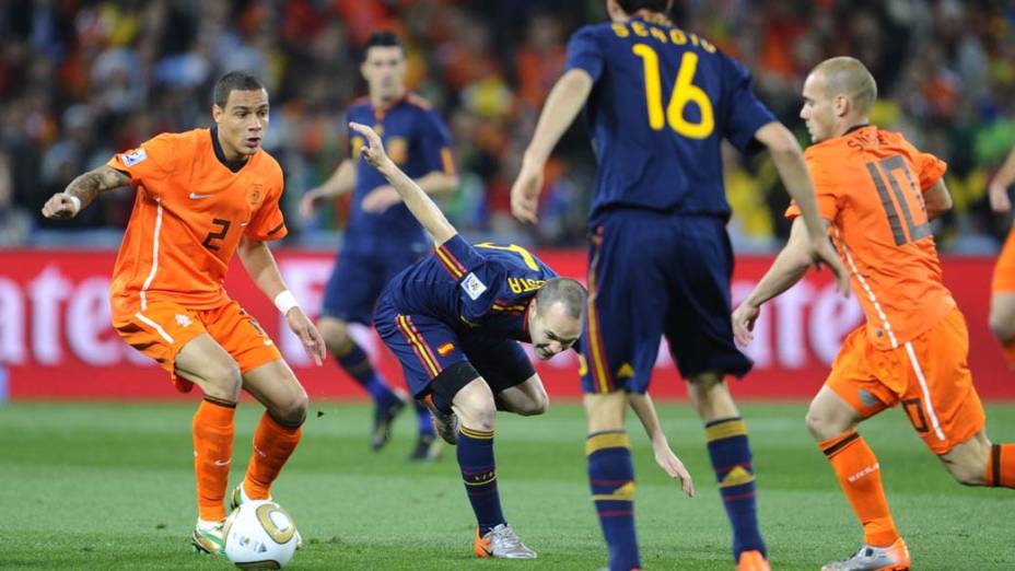 Lance entre Andres Iniesta e Gregory van der Wiel durante a partida Holanda e Espanha pela Final da Copa do Mundo da África do Sul 2010