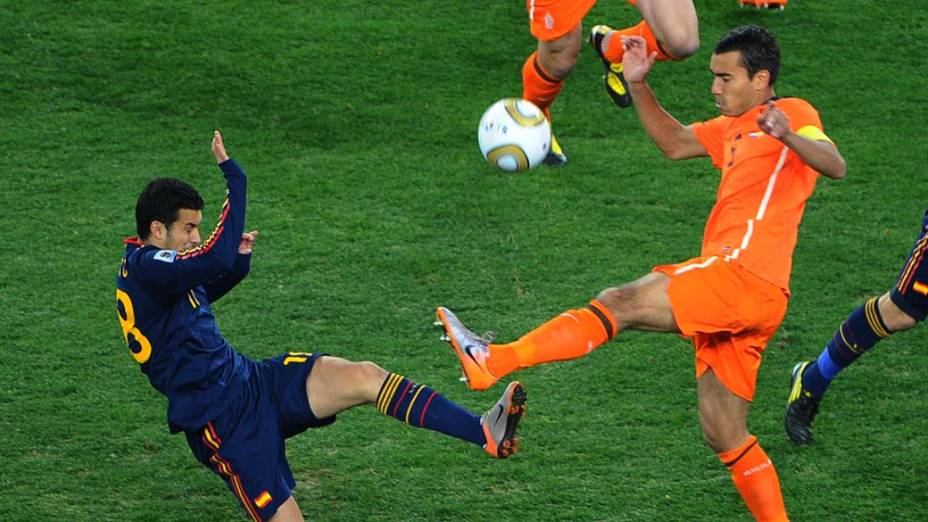 Lance entre Sergio Busquets e Giovanni van Bronckhorst durante a partida Holanda e Espanha pela Final da Copa do Mundo da África do Sul 2010