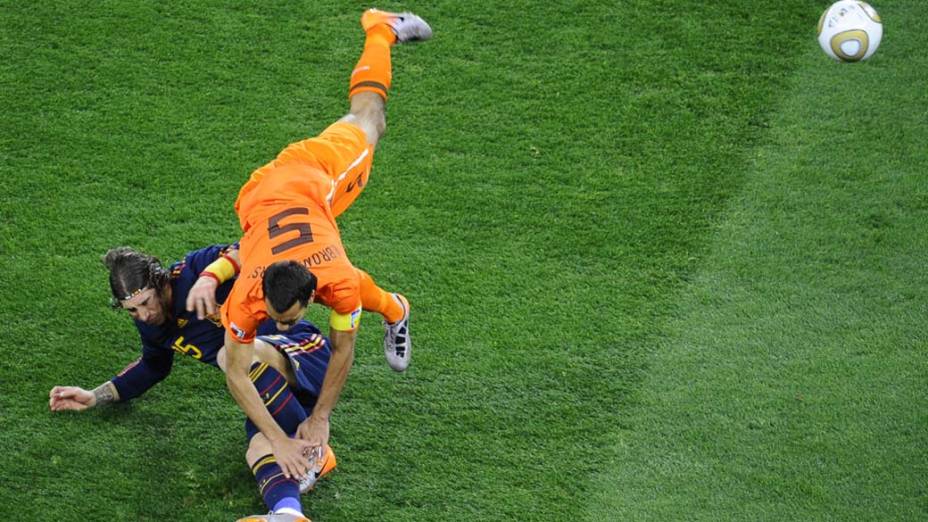 Lance entre Sergio Ramos e Giovanni van Bronckhorst durante a partida Holanda e Espanha pela Final da Copa do Mundo da África do Sul 2010