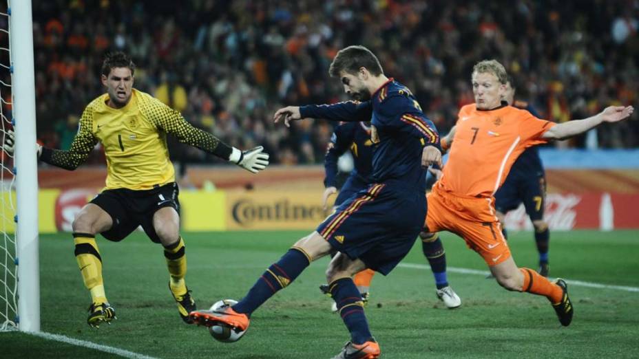 Lance entre Dirk Kuyt e Gerard Pique durante a partida Holanda e Espanha pela Final da Copa do Mundo da África do Sul 2010