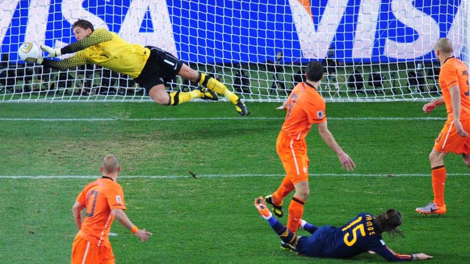 Goleiro da Holanda Maarten Stekelenburg defende chute de Sergio Ramos durante a partida Holanda e Espanha pela Final da Copa do Mundo da África do Sul 2010