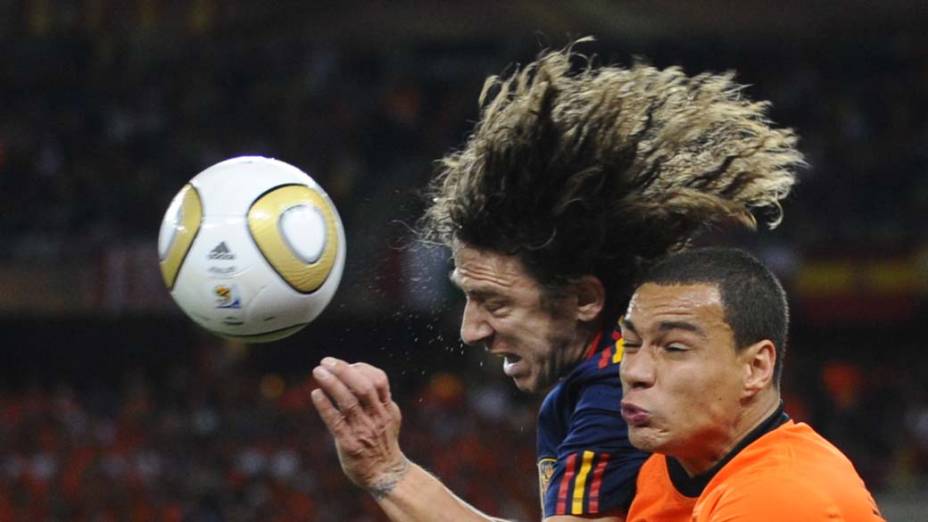 Lance entre  Carles Puyol e Gregory van der Wiel durante a partida Holanda e Espanha pela Final da Copa do Mundo da África do Sul 2010