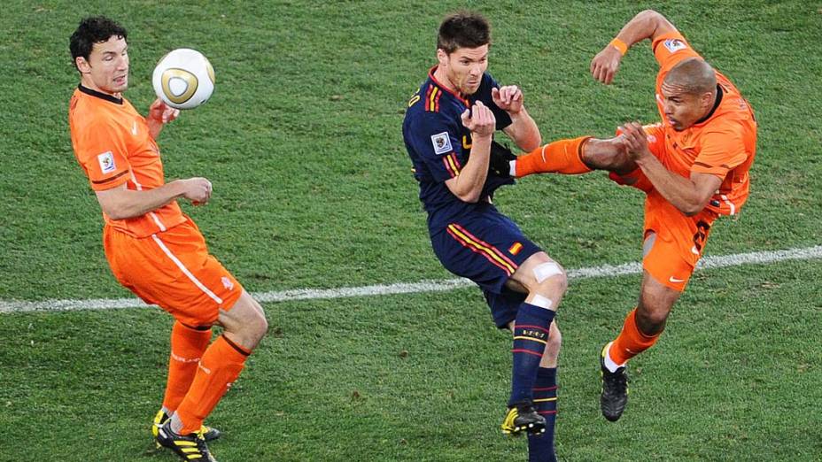 Nigel de Jong comete falta em Xabi Alonso durante a partida Holanda e Espanha pela Final da Copa do Mundo da África do Sul 2010