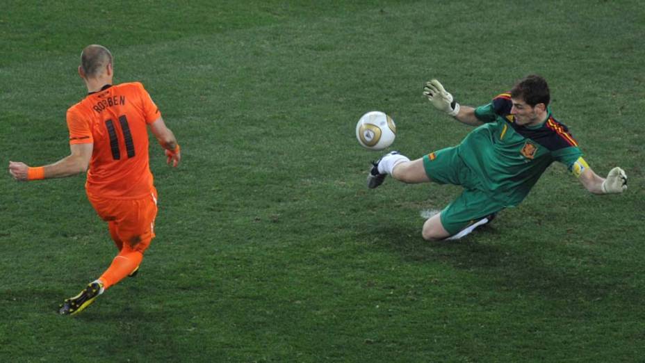 Iker Casillas defende chute de Arjen Robben durante a partida Holanda e Espanha pela Final da Copa do Mundo da África do Sul 2010