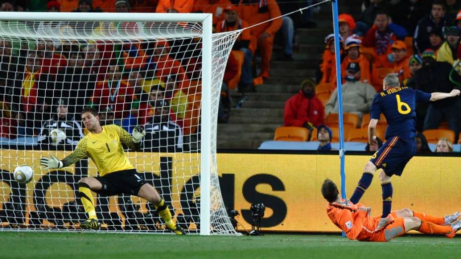 Gol de Iniesta durante Final entre Holanda e Espanha