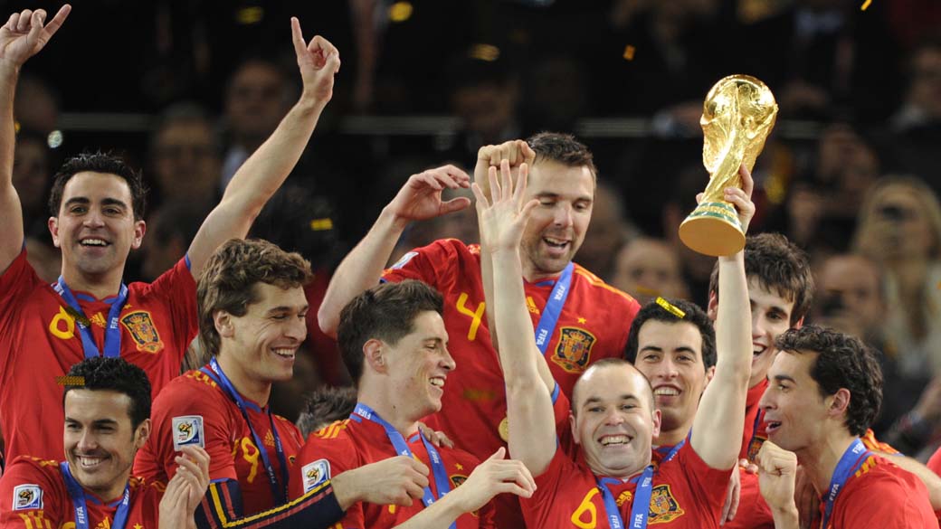 Iniesta, autor do gol do título, segura a taça conquistada pela Espanha na Copa do Mundo da África do Sul