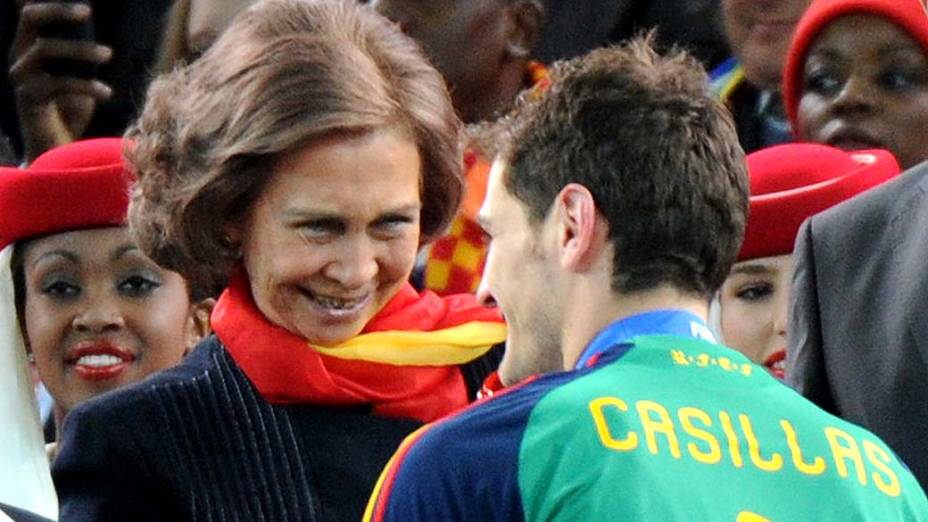 A rainha Sofia cumprimenta o campeão do mundo Iker Casillas