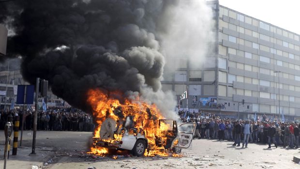 Em 'dia de fúria', manifestantes queimam veículo da rede de TV al-Jazeera, em Tripoli