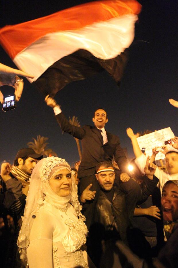 Alegria geral: casais celebram seus casamentos na Praça Al-Tahrir, no Cairo
