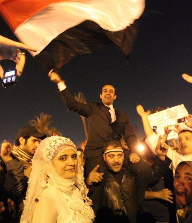 Alegria geral: casais celebram seus casamentos na Praça Al-Tahrir, no Cairo