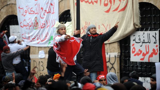 Tunisianos em frente ao gabinete do premiê Mohammed Ghannouchi engrossam manifestações populares que duram até esta terça