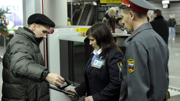 Segurança do aeroporto de Moscou checa passageiros um dia após atentado