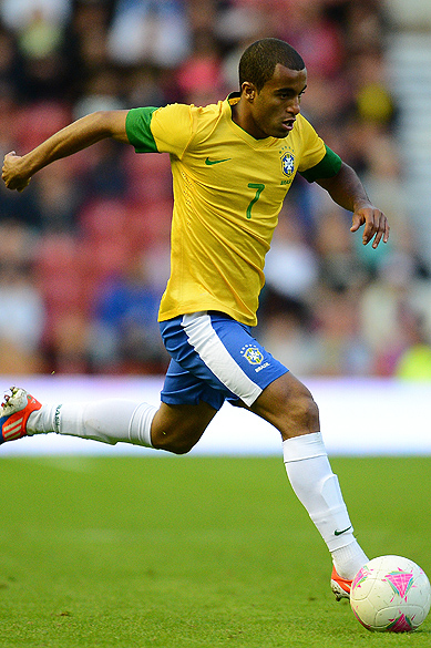 Lucas em lance durante amistoso em Middlesbrough, na Inglaterra