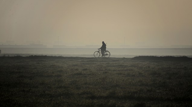 Ciclista em passeio matinal na cidade de Mazar-e-Sharif, Afeganistão