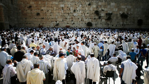 Judeus realizam preces em Jerusalém