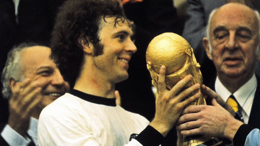 Franz Beckenbauer, capitão da Alemanha Ocidental, com a Taça Fifa depois da vitória sobre a Holanda, na Copa de 1974