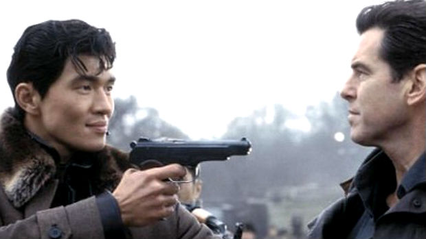 Pierce Brosnan e Rick Yune (que é americano, mas descendente de coreanos) em cena de <em>007 - Um Novo Dia Para Morrer</em> Pierce Brosnan e Rick Yune (que é americano, mas descendente de coreanos) em cena de <em>007 - Um Novo Dia Para Morrer</em>