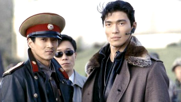 Rick Yune (que é americano, mas descendente de coreanos) em cena de <em>007 - Um Novo Dia Para Morrer</em> Rick Yune (que é americano, mas descendente de coreanos) em cena de <em>007 - Um Novo Dia Para Morrer</em>