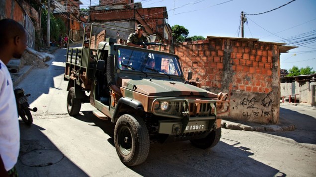 Equipe do exército ronda a comunidade Caracol, complexo da Penha, no Rio de Janeiro