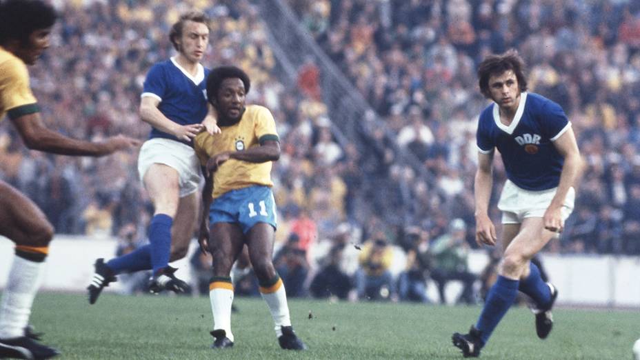 Paulo César Caju, do Brasil, no jogo contra a Alemanha Oriental na Copa do Mundo de 1974