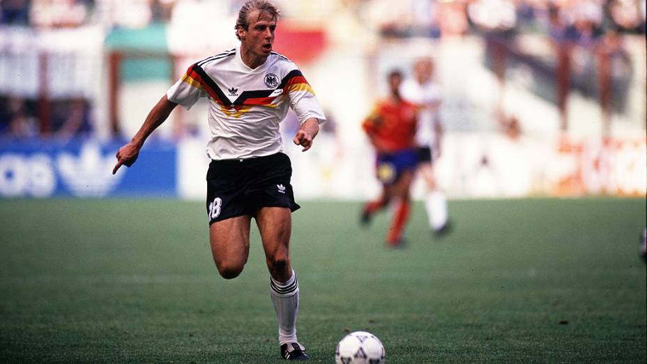 Klinsmann, artilheiro da seleção alemã, em jogo contra a Colômbia, na Copa do Mundo de 1990, no Estádio San Siro