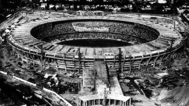 A construção do estádio do Maracanã, em 1950
