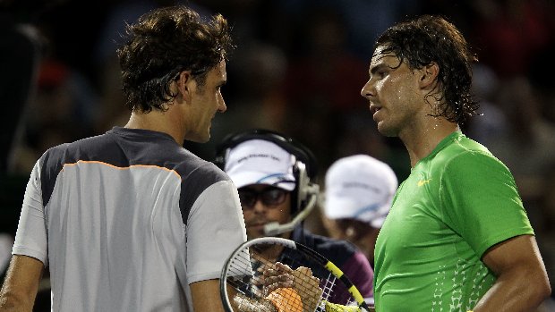 Nadal e Federer se cumprimentam após a semifinal em Miami, vencida pelo espanhol