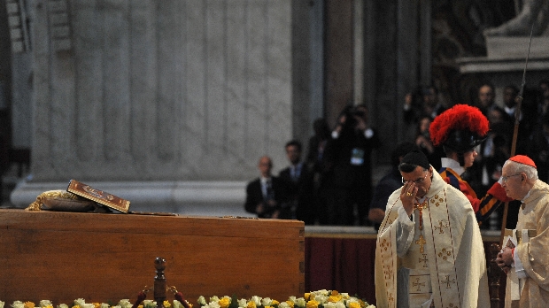 Cardeais prestam reverência ao beato João Paulo II