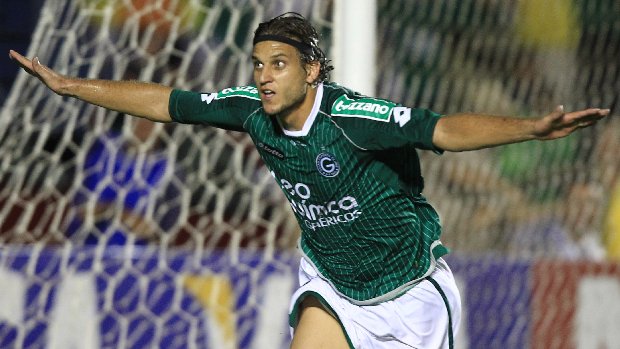 Rafael Moura comemora seu gol na vitória do Goiás contra o Independiente