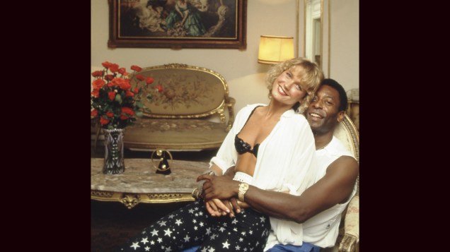 Xuxa sentada no colo de Pelé, em 1986