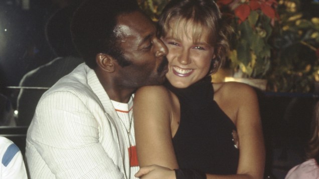 Pelé dá um beijo em Xuxa. Eles formaram um casal nos anos 1980