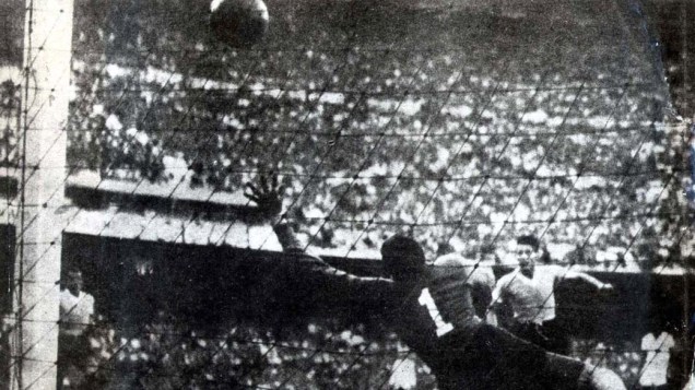 O atacante uruguaio Juan Schiaffino marca contra o Brasil na final da Copa do Mundo de 1950, realizada no Maracanã. Os brasileiros perderam o mundial diante de um público de mais de 173.000 pessoas