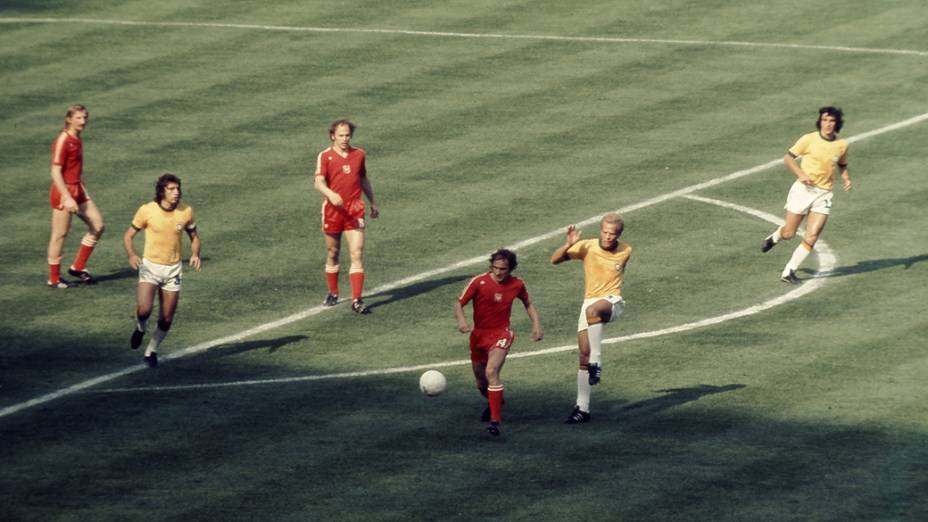 Marinho Peres, Ademir da Guia e Carpegiani, do Brasil, contra Lato e Maszczyk, da Polônia, durante decisão do terceiro lugar da Copa de 1974